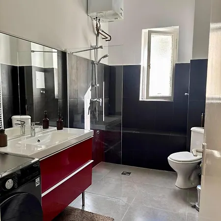 Stylish Flat In Prime Location דירה *